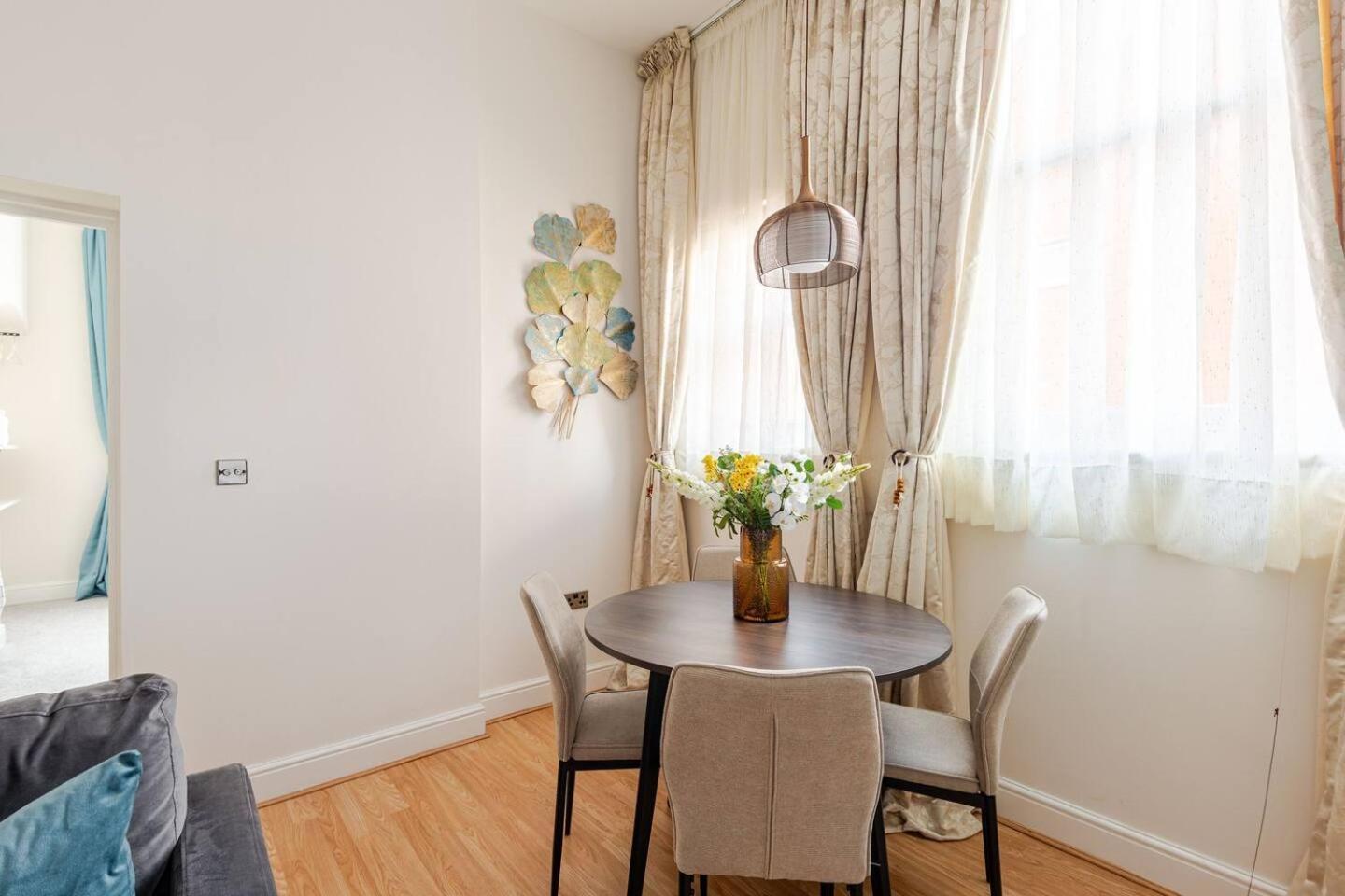 Stylish Flat In Central Location With Free Parking Swindon Exterior foto